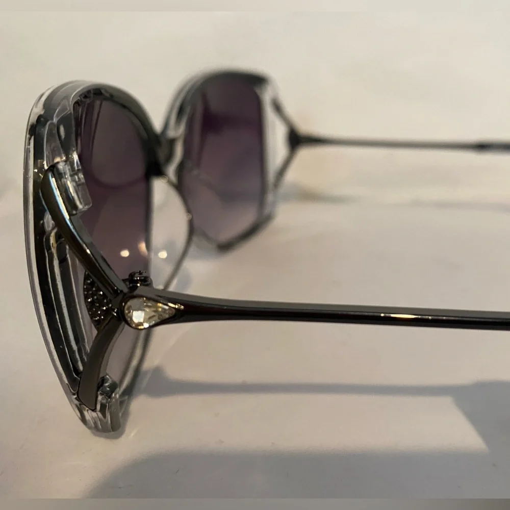 Tahari TH 724 Black Frame charcoal lens oversize  Sunglasses